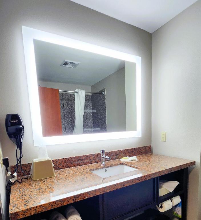 Days Inn & Suites by Wyndham Russellville - King Room - Non-Smoking