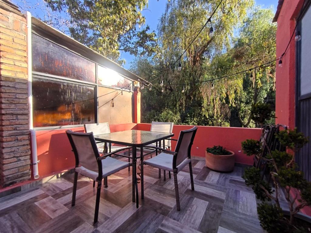 a patio with a table and chairs on a balcony at El Refugio de San Matías in Guanajuato
