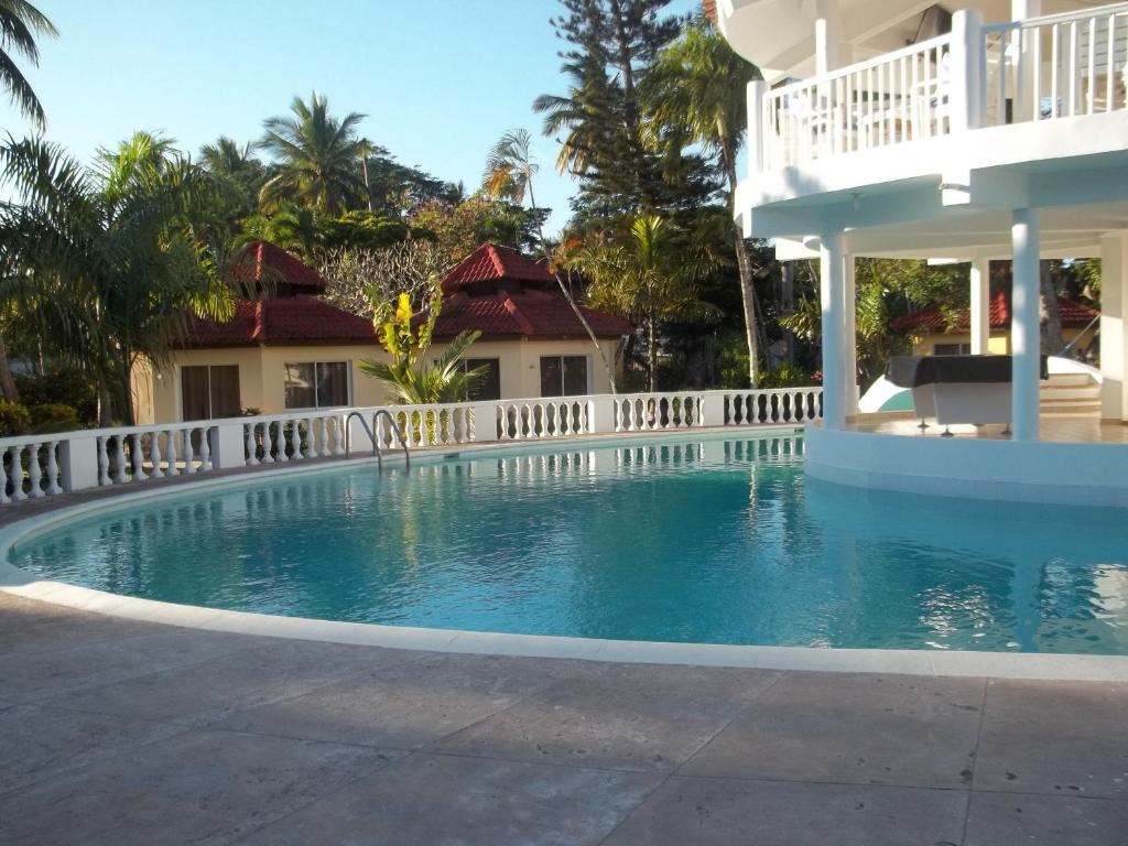 una piscina frente a una casa con una valla blanca en Hotel V. Maria, en Eslabón