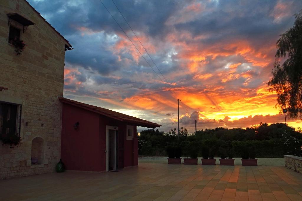 Východ nebo západ slunce při pohledu z bed and breakfast nebo okolí