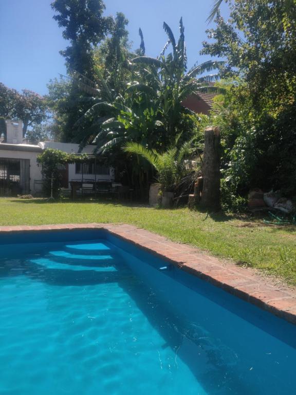 Beccar的住宿－A estrenar, en San Isidro.，院子里的大型蓝色游泳池