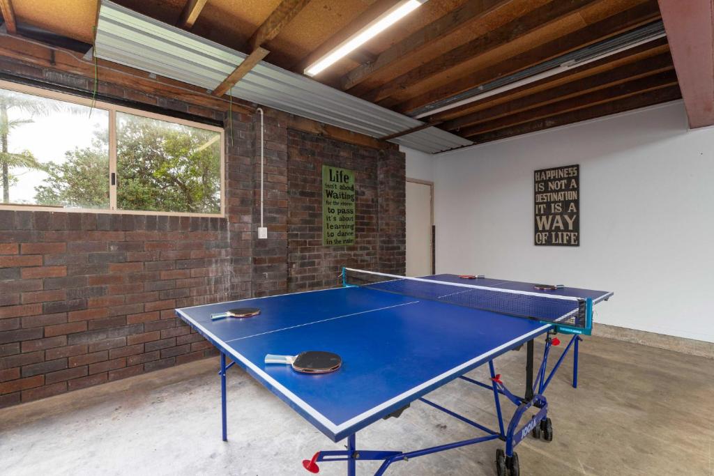 Stolní tenis v ubytování Spacious 4-Bed House Metres from Beach nebo okolí
