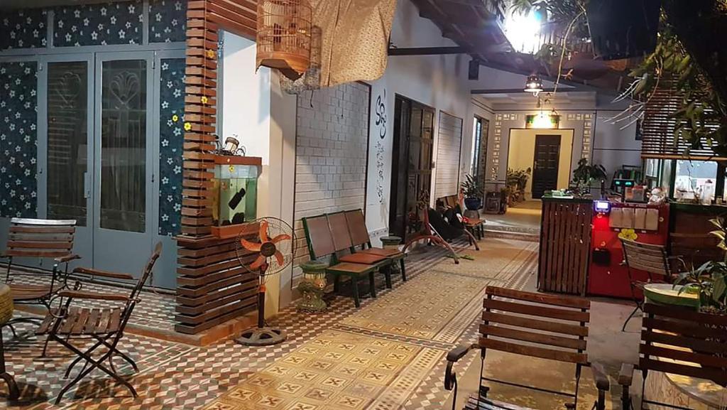 a room with chairs and tables and a building at Hoa Lan Motel & Homestay in Giồng Tú Ðiền
