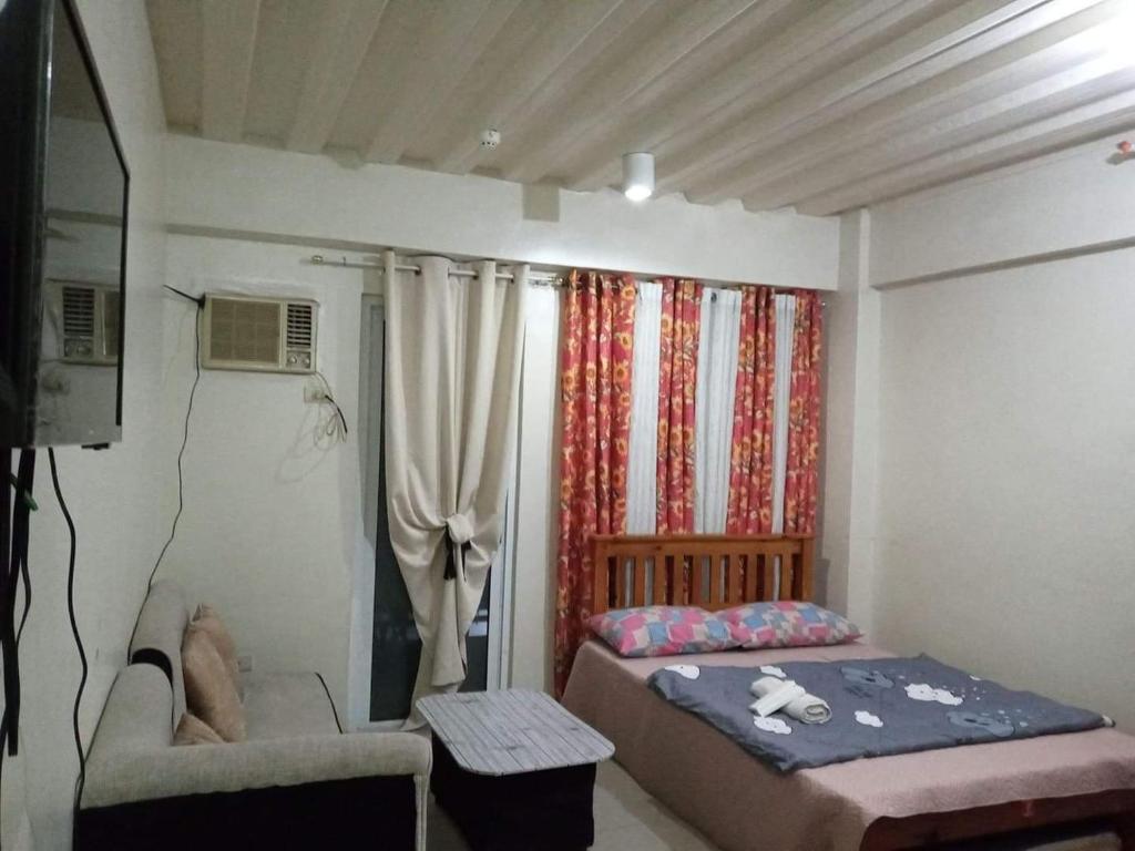 1 dormitorio pequeño con 1 cama y 1 sofá en BUDGET ROOM FOR YOU @ KASSEL RESIDENCES en Manila