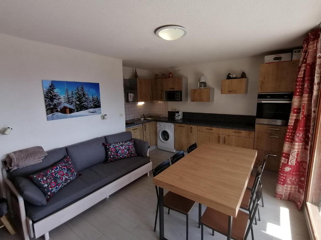 sala de estar con sofá y mesa de madera en Appartement Saint-François-Longchamp, 3 pièces, 6 personnes - FR-1-635-133 en Saint-François-Longchamp