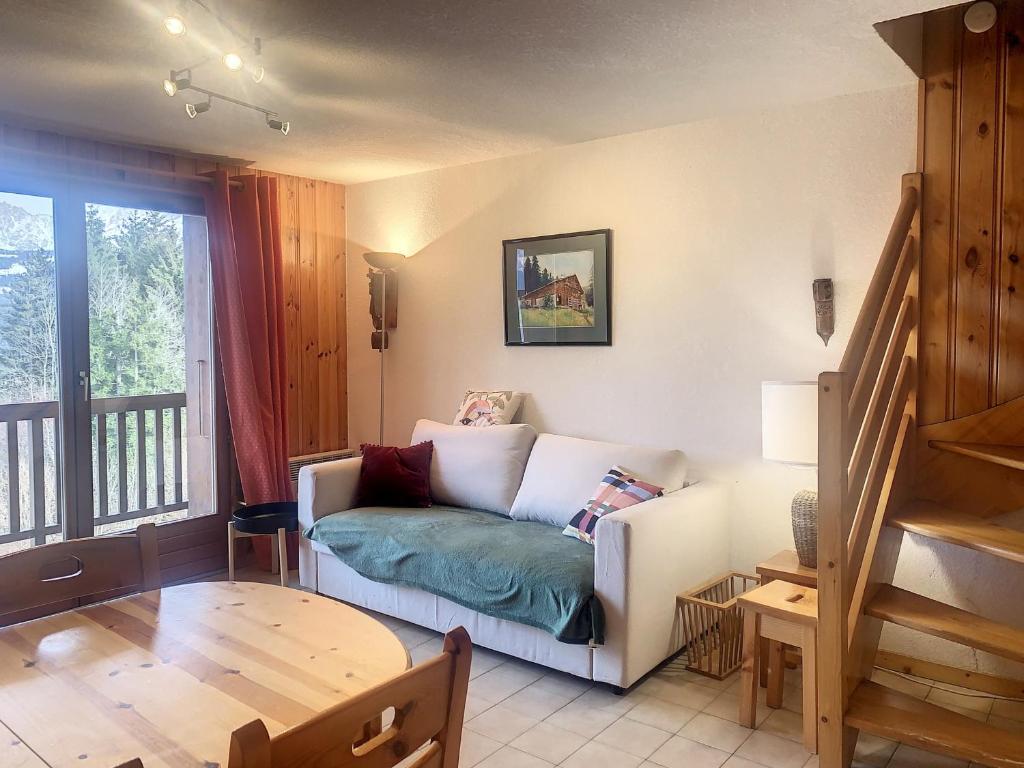 een woonkamer met een bank en een tafel bij Appartement Combloux, 3 pièces, 5 personnes - FR-1-560-120 in Combloux