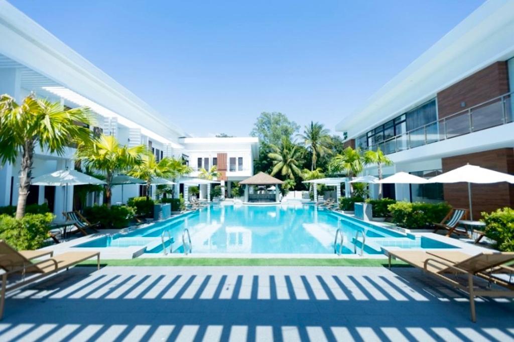 une image de la piscine d'un hôtel dans l'établissement Asaricha Tropical Beach Resort, à Pasuquin