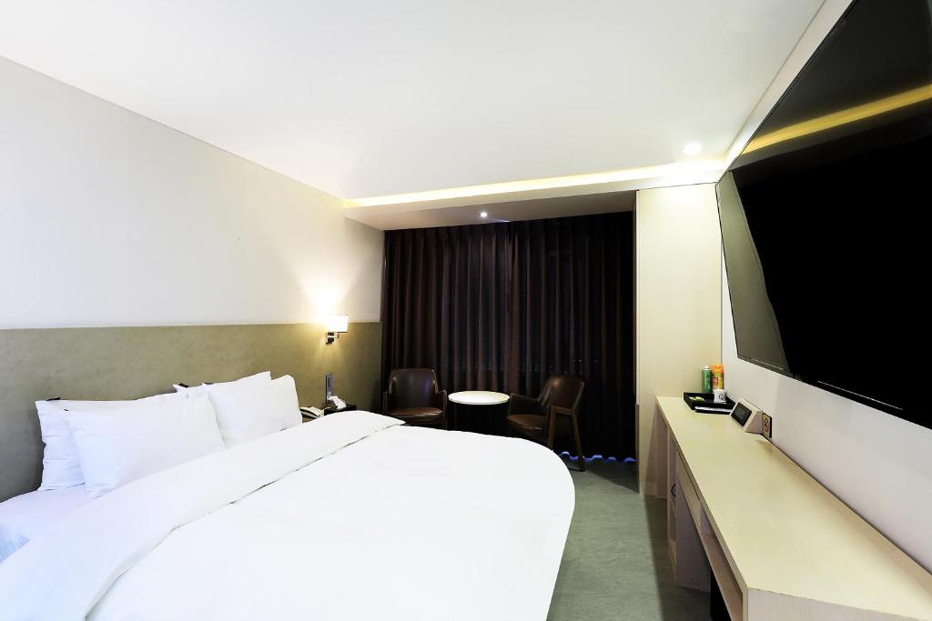 TV a/nebo společenská místnost v ubytování CS Avenue Tourist Hotel