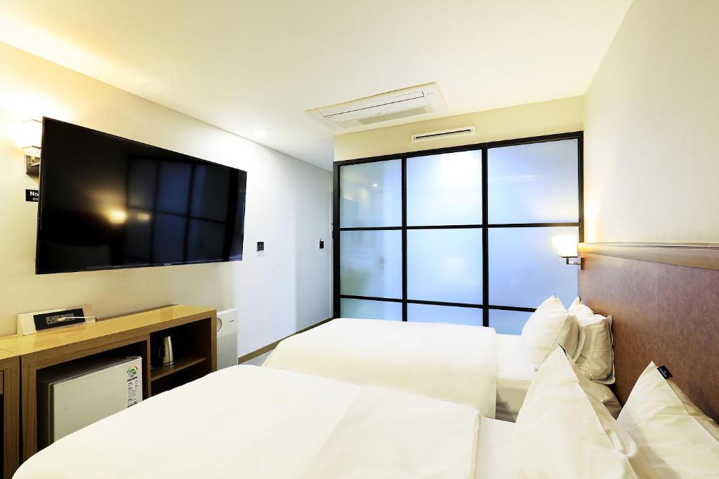 Postel nebo postele na pokoji v ubytování CS Avenue Tourist Hotel
