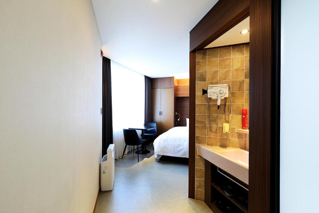 Postel nebo postele na pokoji v ubytování CS Avenue Tourist Hotel