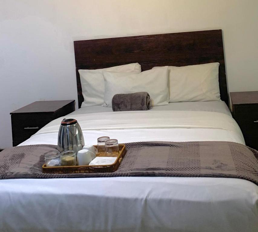Кровать или кровати в номере Khaya Mnandi Leisure Suites