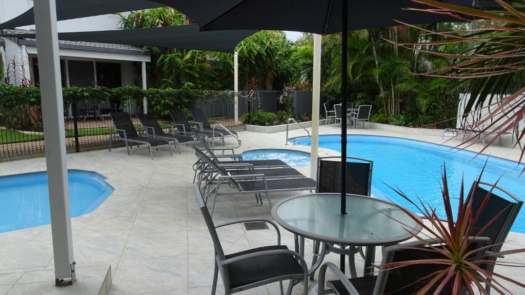 A view of the pool at Noosa Gardens Riverside Resort or nearby