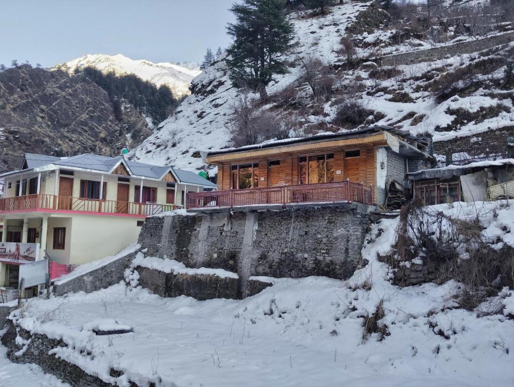 uma casa no topo de uma montanha coberta de neve em Golden heritage dharali (harsil) em Harsil