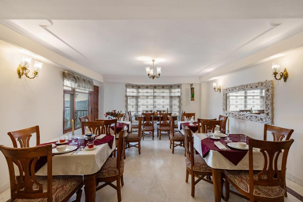 Restaurace v ubytování ALAYA Stays Meridian Oak, Shimla