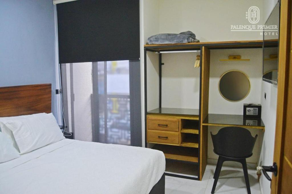 Postel nebo postele na pokoji v ubytování HOTEL PALENQUE PREMIER