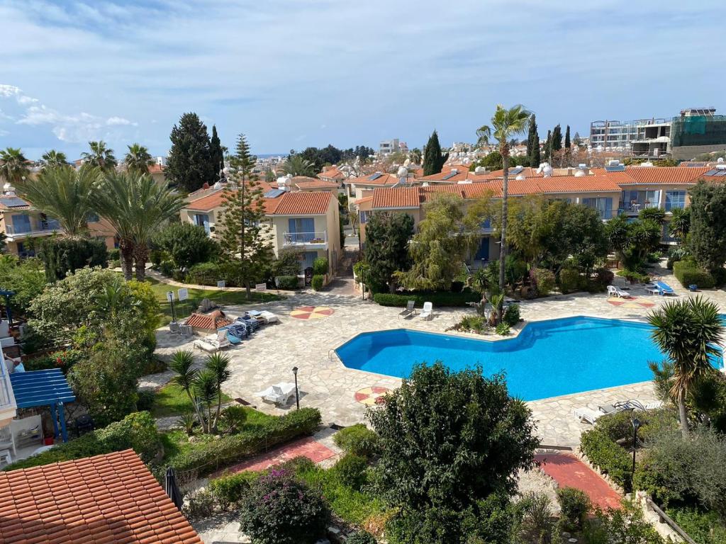 Blick auf einen Pool in einem Resort in der Unterkunft Paradise Gardens 1 in Paphos City