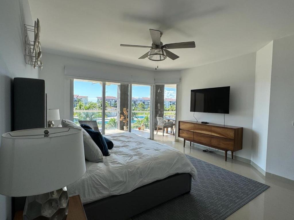 ein Schlafzimmer mit Bett und Flachbildfernseher in der Unterkunft OV Casa Regia 324 N condo in Cedro