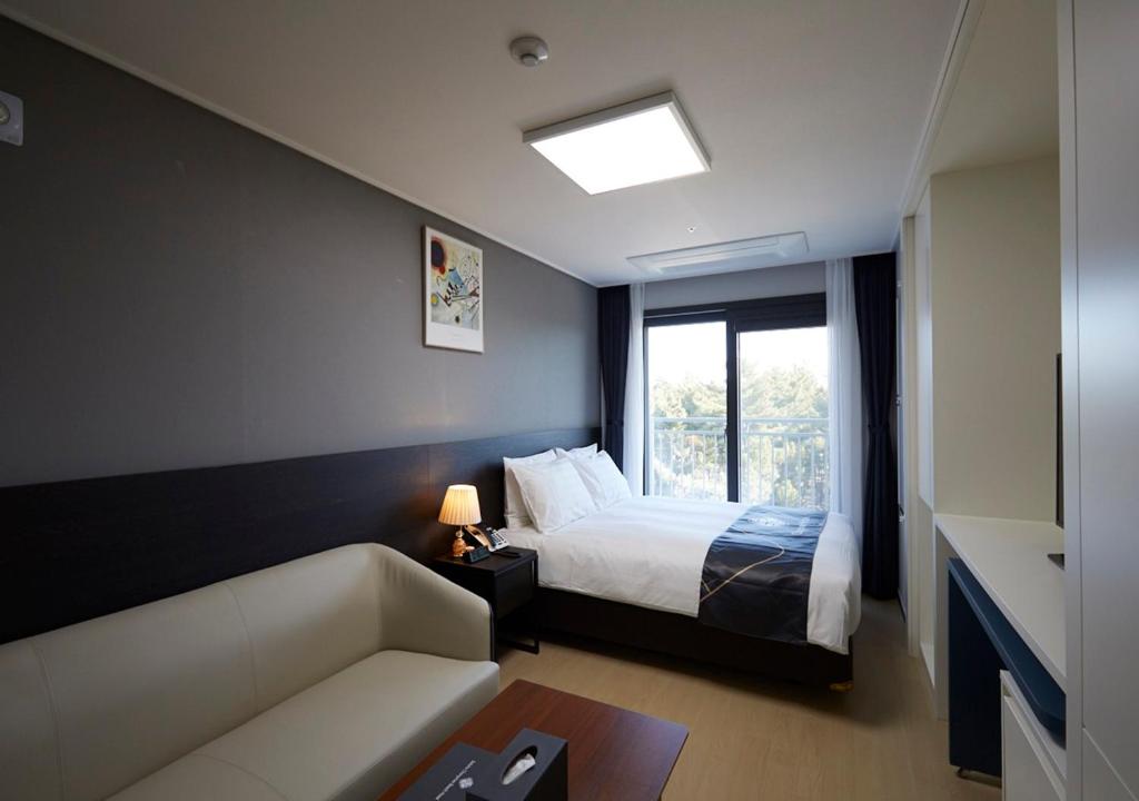 Postel nebo postele na pokoji v ubytování Sokcho Chonpines Beach Hotel
