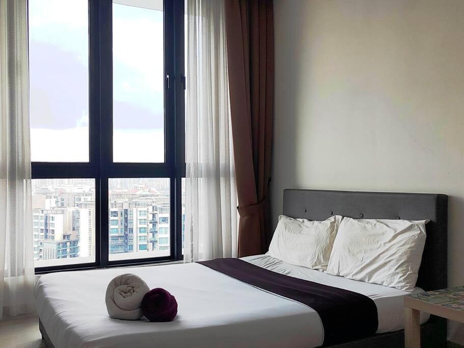 1 dormitorio con 1 cama grande y ventana en H20 residence studio high floor, en Petaling Jaya