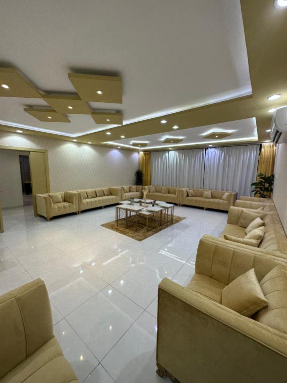 Habitación grande con sofás y mesa. en شاليه هاشتاق الودي, en Al Wudayy