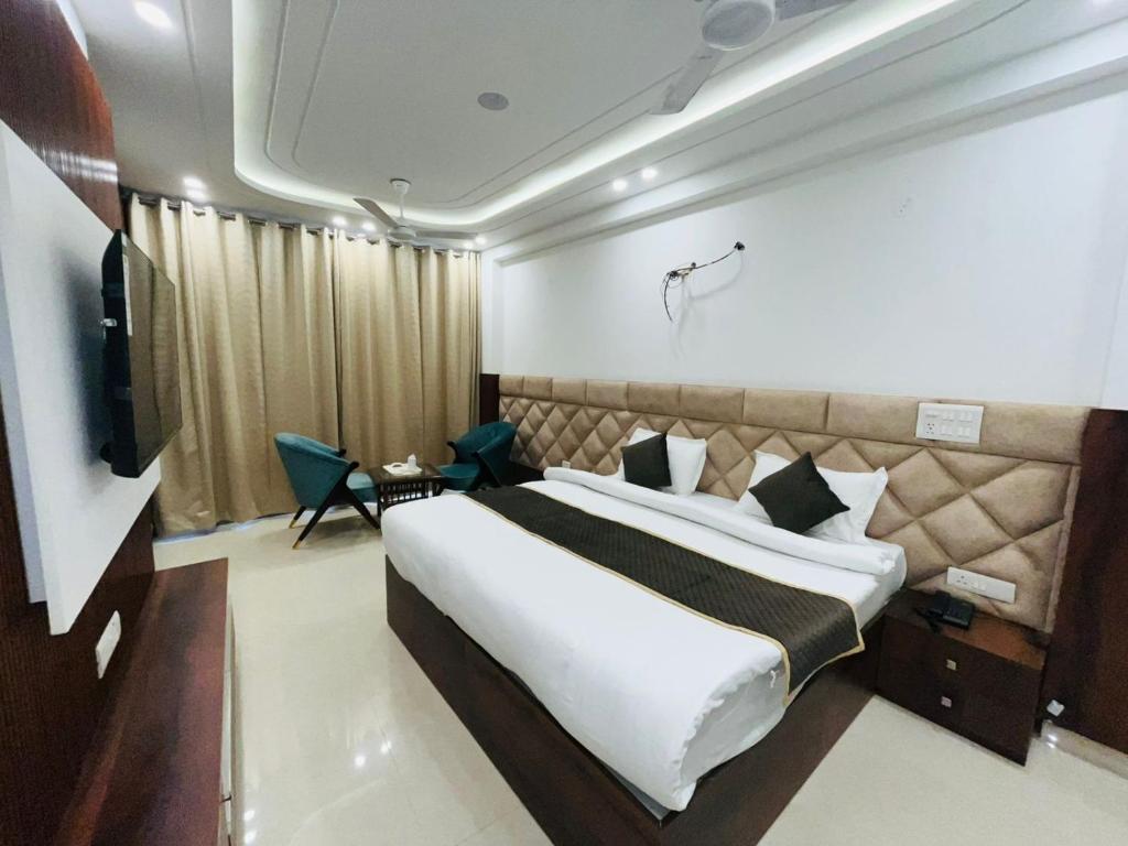 Giường trong phòng chung tại Hotel Royal Oakes - East of Kailash