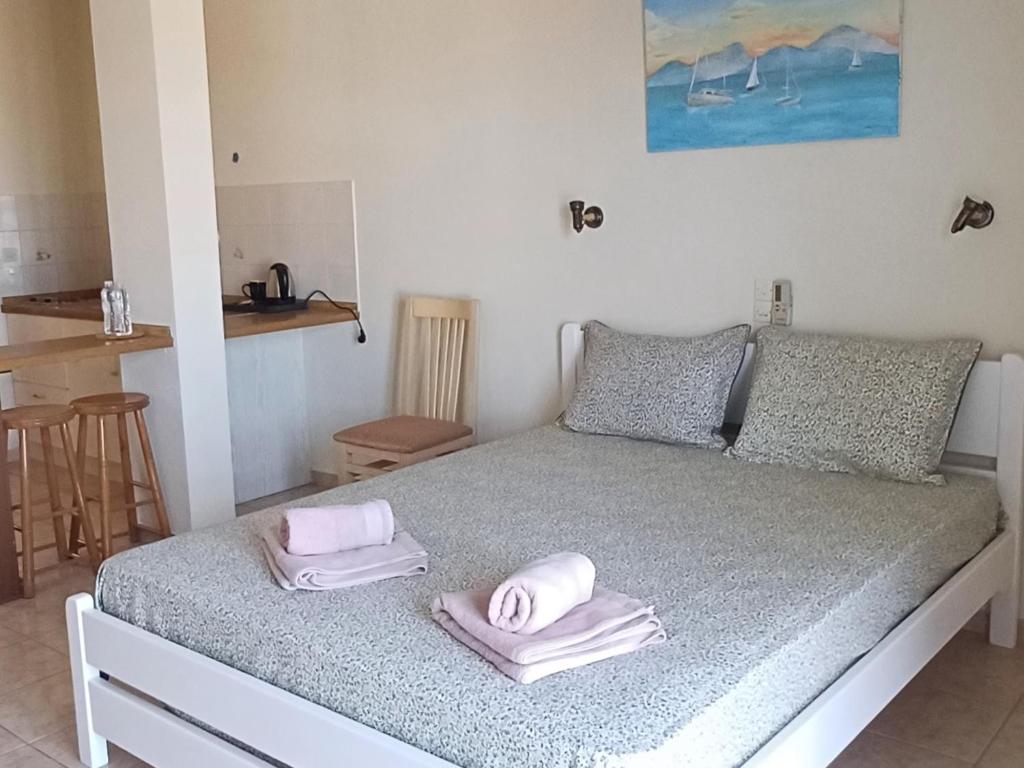 Postel nebo postele na pokoji v ubytování FLORA STUDIOS CORFU - Adults only