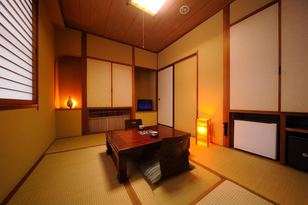 TV a/nebo společenská místnost v ubytování Suzukiya Ryokan