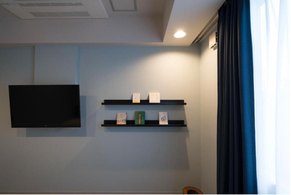 TV a/nebo společenská místnost v ubytování BOOK HOTEL 京都九条