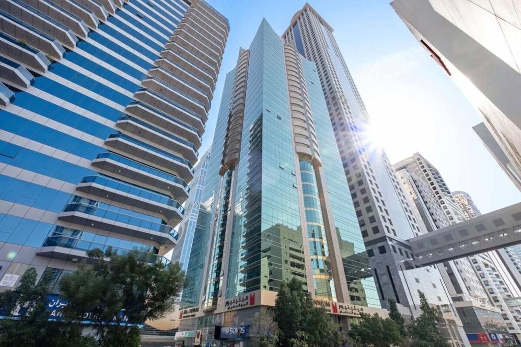 un gruppo di edifici alti in una città di Silkhaus Chic 1BDR Near Emirates Tower Metro a Dubai