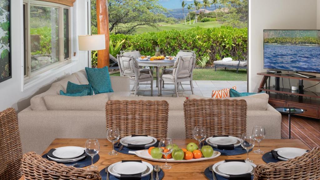A restaurant or other place to eat at TROPICAL BREEZES Stunning Views from KaMilo 3BR Home Walk to Beach