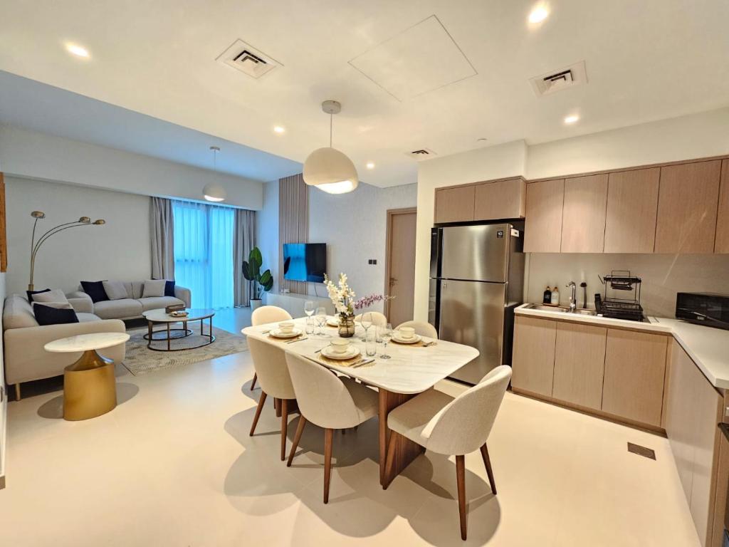 Brand New Luxurious 2BR ACT Towers Downtown tesisinde mutfak veya mini mutfak