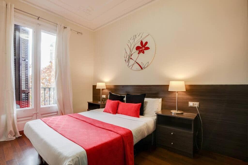 Postel nebo postele na pokoji v ubytování Ronda Sant Pere - Private City Center 1-Bedroom Suite
