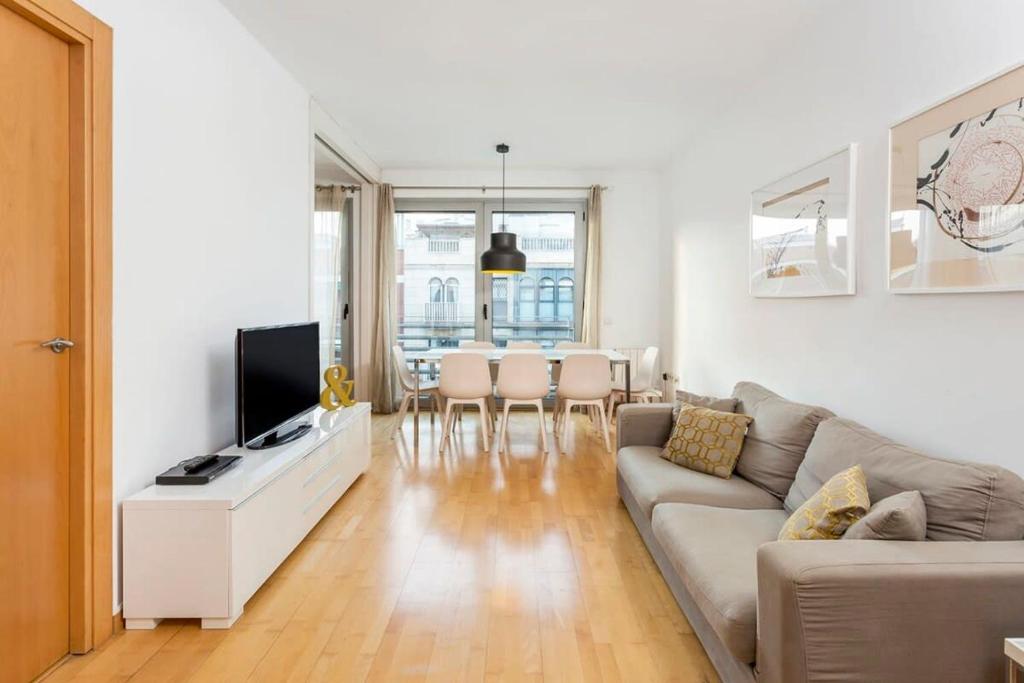 sala de estar con sofá y mesa en Spacious and Elegant 4 Bedroom with Private Terrace, en Barcelona