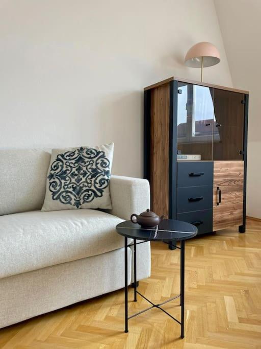 uma sala de estar com um sofá e uma mesa em Your bright city gem in Leipzig em Leipzig