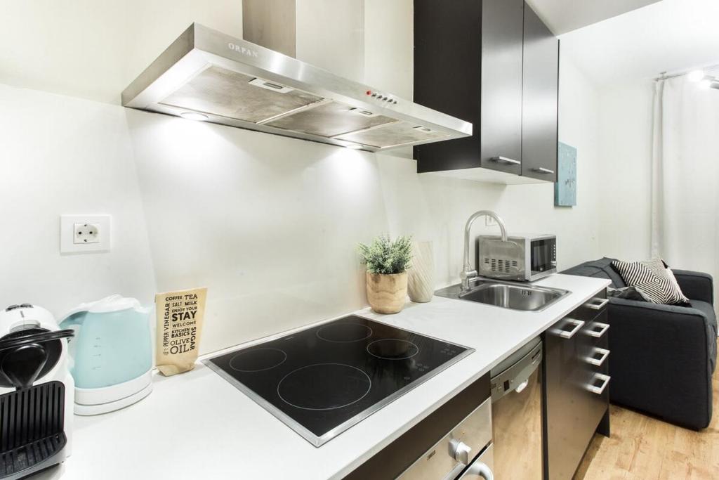 Kuchyňa alebo kuchynka v ubytovaní Bright and modern 2bedroom in Las Ramblas 2 1A