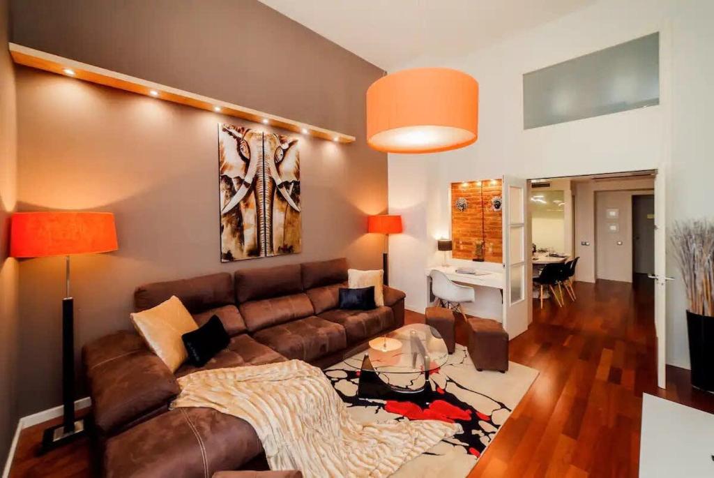 Posezení v ubytování Luxury Duplex Apartment in the Heart of Barcelona