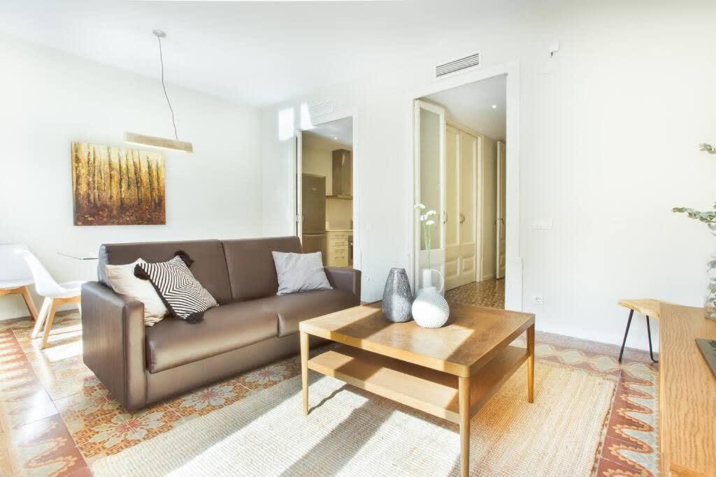 een woonkamer met een bank en een salontafel bij 4bedroom apart with balcony in Las Ramblas 3-2 in Barcelona
