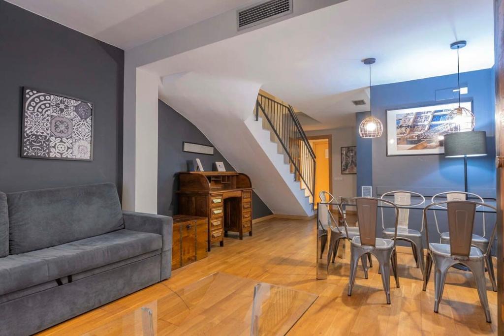 Posedenie v ubytovaní Bright and modern Duplex with terrace in Eixample district P1