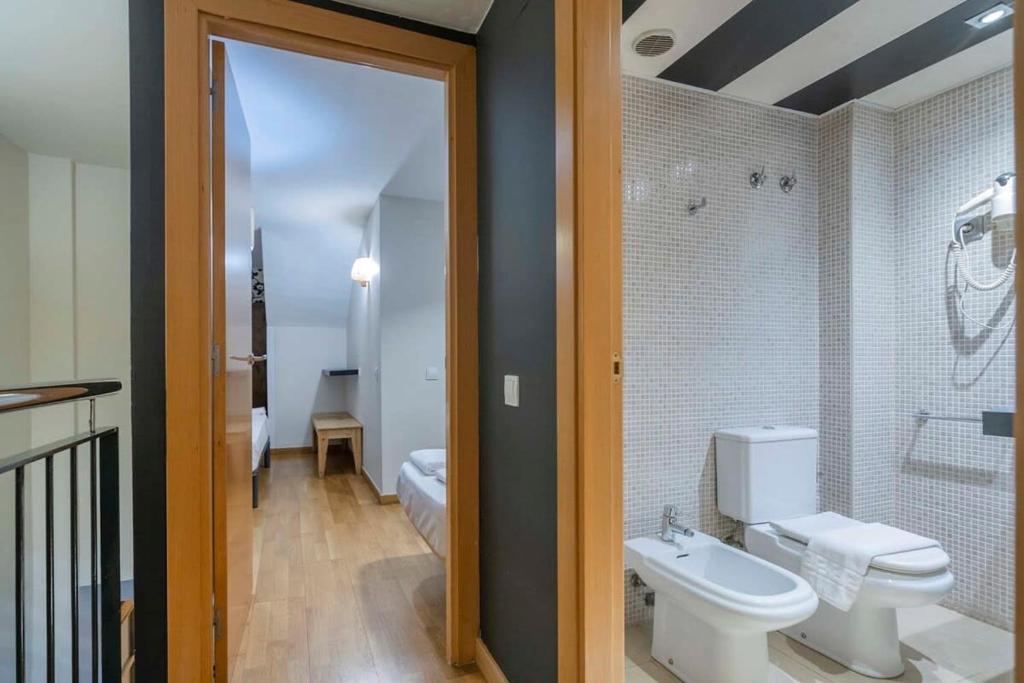 Kúpeľňa v ubytovaní Bright and modern Duplex with terrace in Eixample district P1