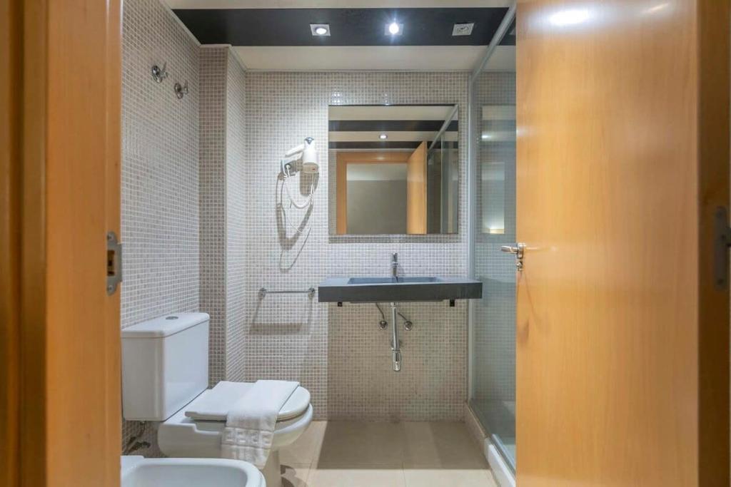 Kúpeľňa v ubytovaní Bright and modern Duplex with terrace in Eixample district P1