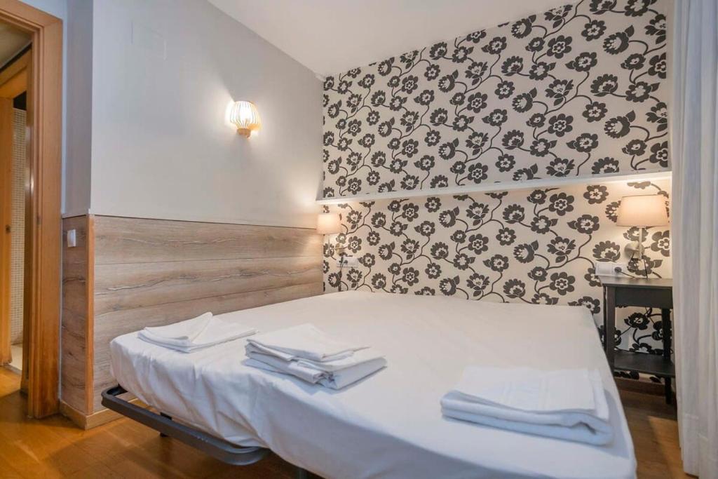 Posteľ alebo postele v izbe v ubytovaní Bright and modern Duplex with terrace in Eixample district P1