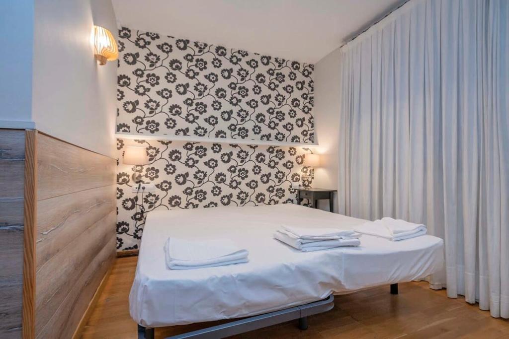 Posteľ alebo postele v izbe v ubytovaní Bright and modern Duplex with terrace in Eixample district P1