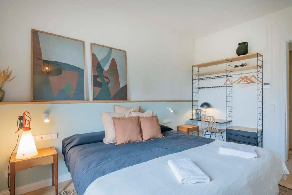 1 dormitorio con 1 cama grande con sábanas azules en Amazing 5 bedrooms 5 bathrooms by Plaza Catalunya en Barcelona