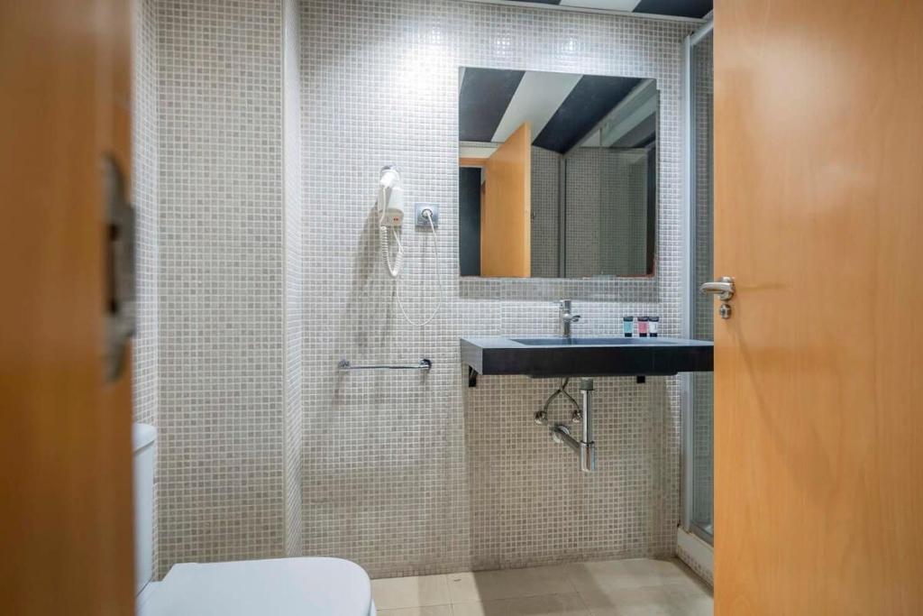 Koupelna v ubytování Modern and bright apartment in Eixample 1-2