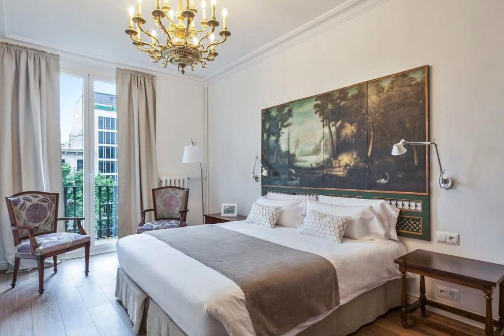 Katil atau katil-katil dalam bilik di Casa Batlló - Luxury Historic 4BD 4BTH for 9 guests