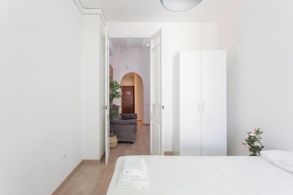 Postel nebo postele na pokoji v ubytování Poblenou only for Families 3BD next to the beach!