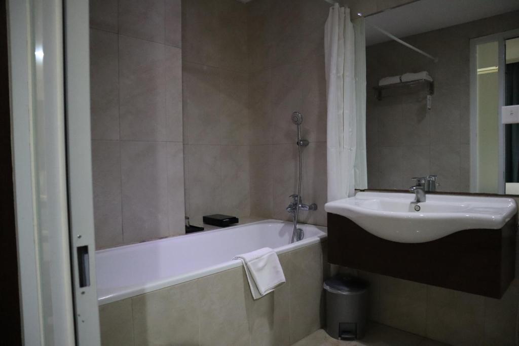 Koupelna v ubytování Hotel Dafam Pekalongan