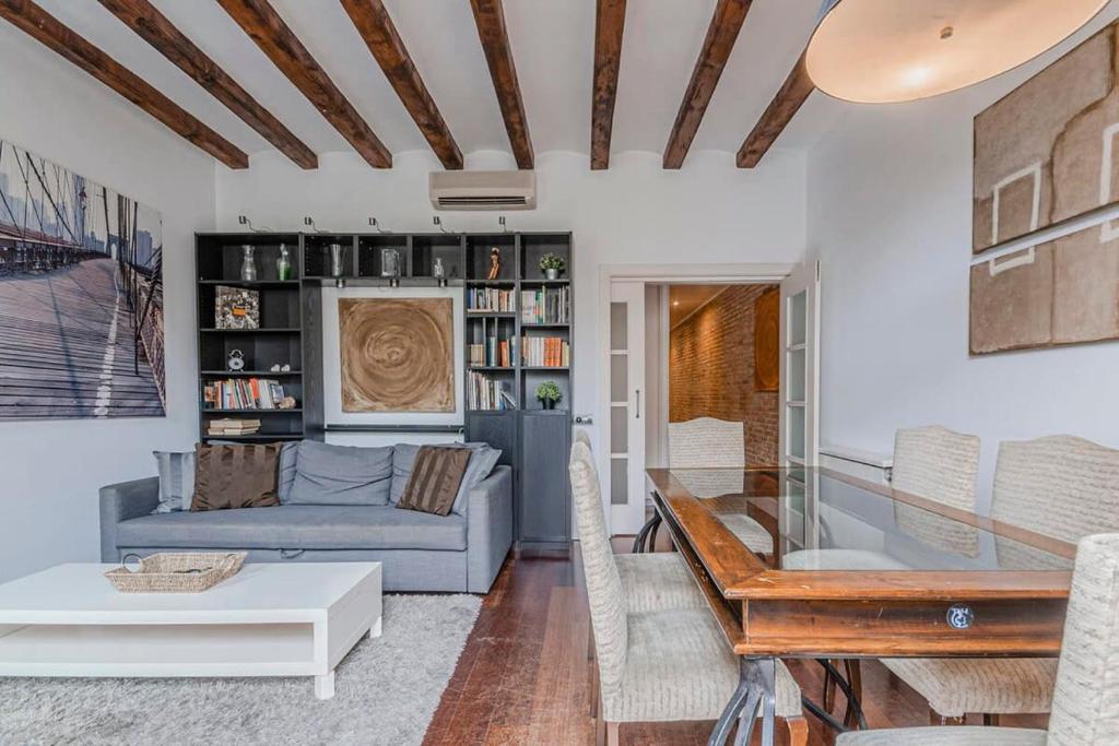 Posedenie v ubytovaní Cozy and bright 3BD apartment by Gran Via