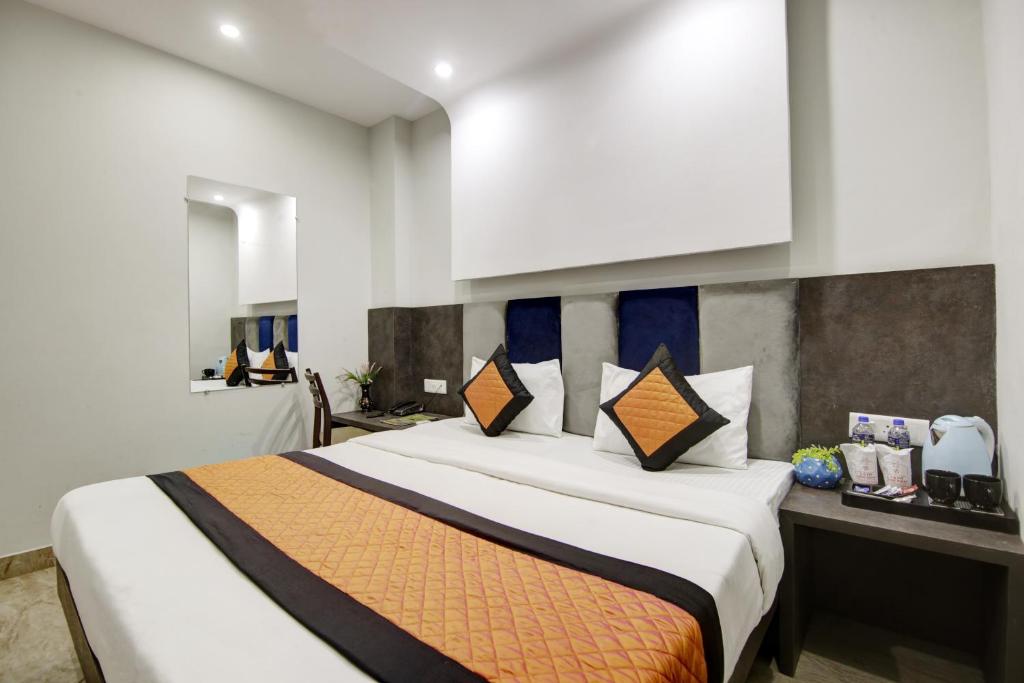 ニューデリーにあるHotel S B INN Paharganjのベッドルーム1室(大型ベッド1台付)