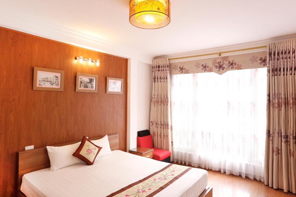 een hotelkamer met een bed en een raam bij Especen Hotel in Hanoi